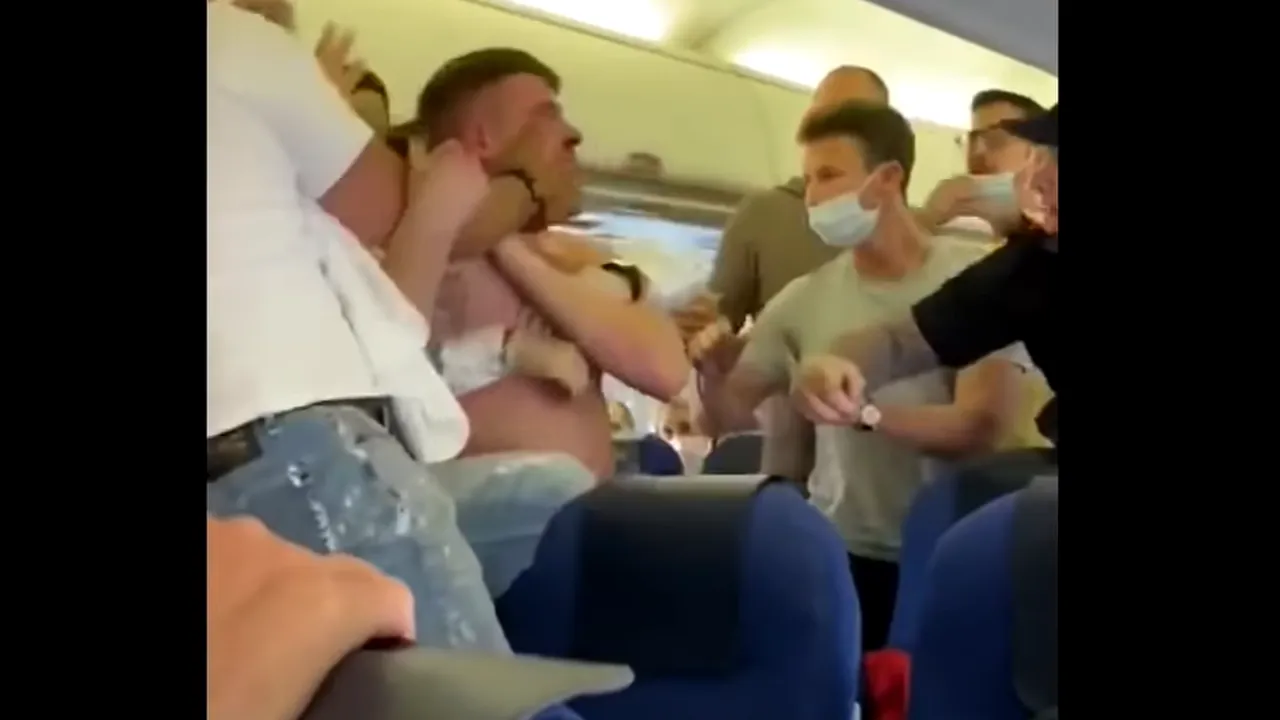 Doi britanici au fost bătuţi într-un avion care zbura spre Ibiza. Au refuzat să poarte mască şi au agresat ceilalţi pasageri