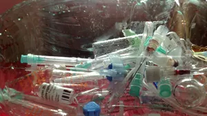 Deşeuri medicale abandonate lângă un râu din Teleorman de o firmă care se ocupă de colectarea lor