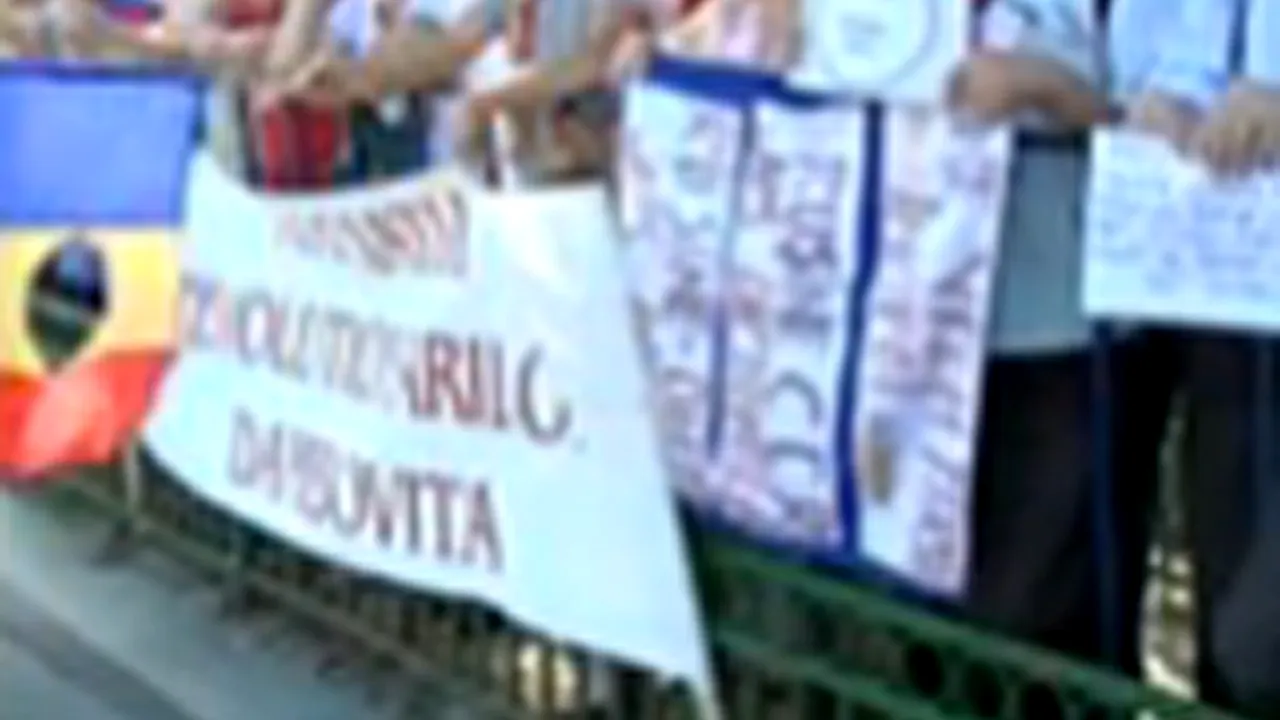 Protest în faţa sediului CC: Sute de persoane cer validarea referendumului 