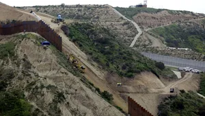 Departamentul american de Apărare trimite „pe furiş” 3.6 miliarde de dolari pentru zidul de la graniţa cu Mexic