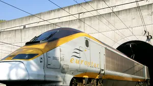 Circulaţia trenurilor Eurostar, suspendată din cauza unui incendiu provocat de un fulger - BBC