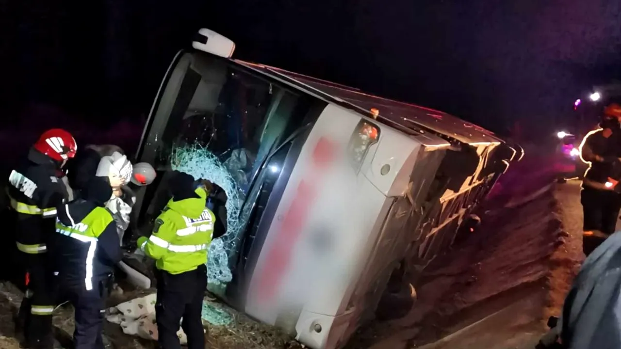 Un autocar a căzut în şanţul de pe marginea DN5. Şoferul şi pasagerii au rămas blocaţi în interior