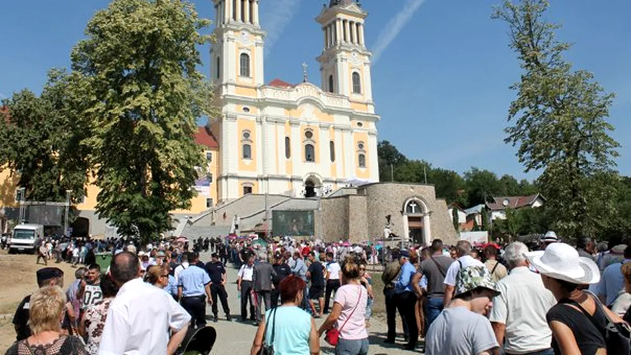Mii de oameni, printre care şi numeroşi oficiali europeni, la inaugurarea parţială a Mănăstirii Maria Radna