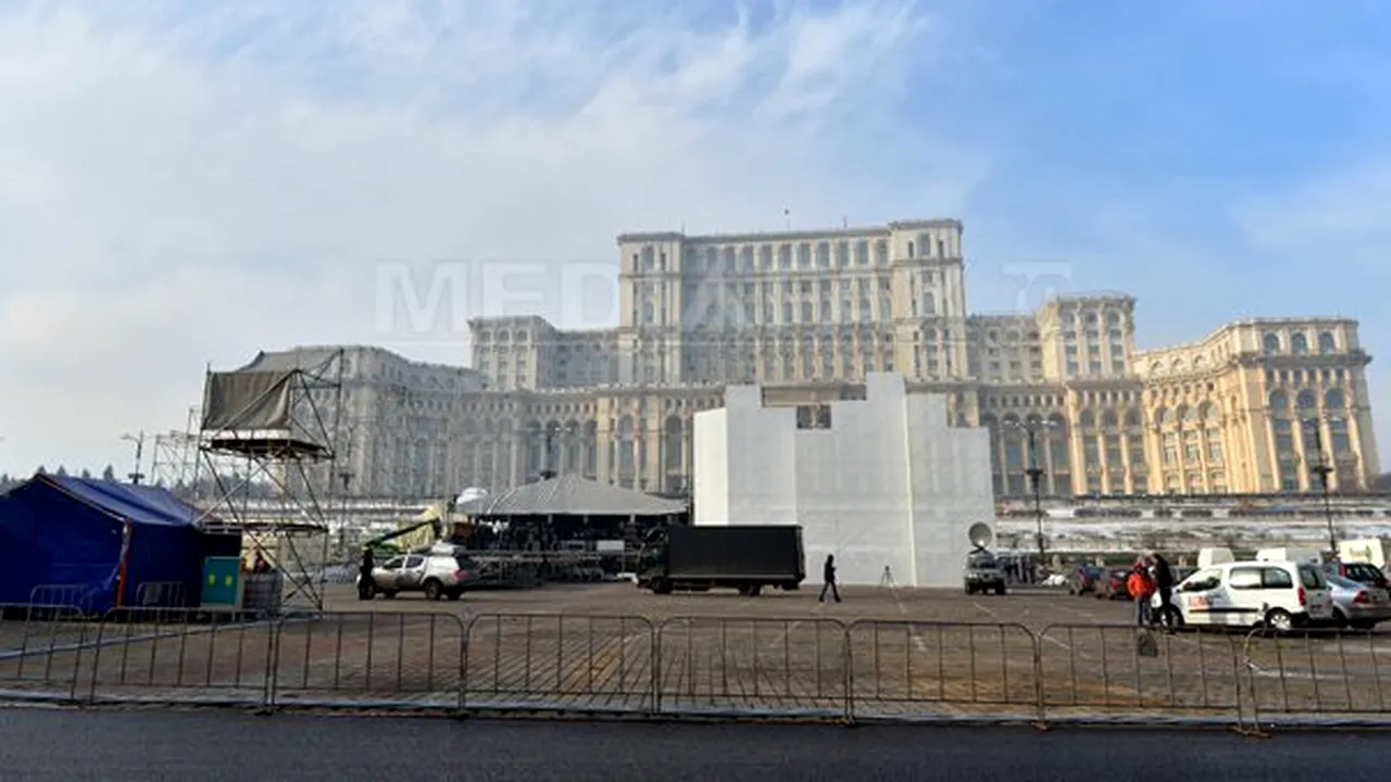 REVELION 2013 ÎN CAPITALĂ: Pieţele Constituţiei şi Revoluţiei, în pregătiri pentru noaptea trecerii dintre ani - FOTO  
