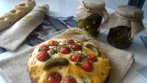 GALERIE FOTO Pâinea cu castraveţi muraţi, ornată cu roşii cherry, inventată de o echipă de studenţi şi profesori din Cluj. Reţeta va fi înregistrată la OSIM