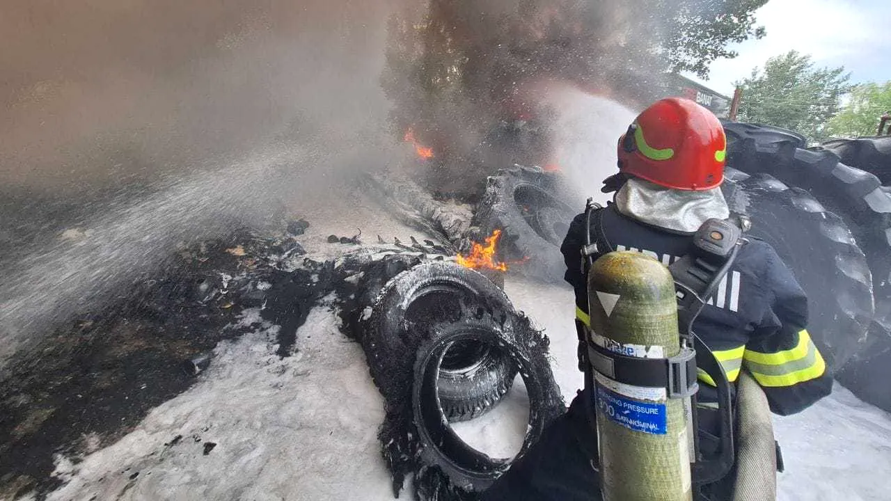 Incendiu uriaş într-o parcare de tiruri din Timişoara. Zeci de cauciucuri au luat foc