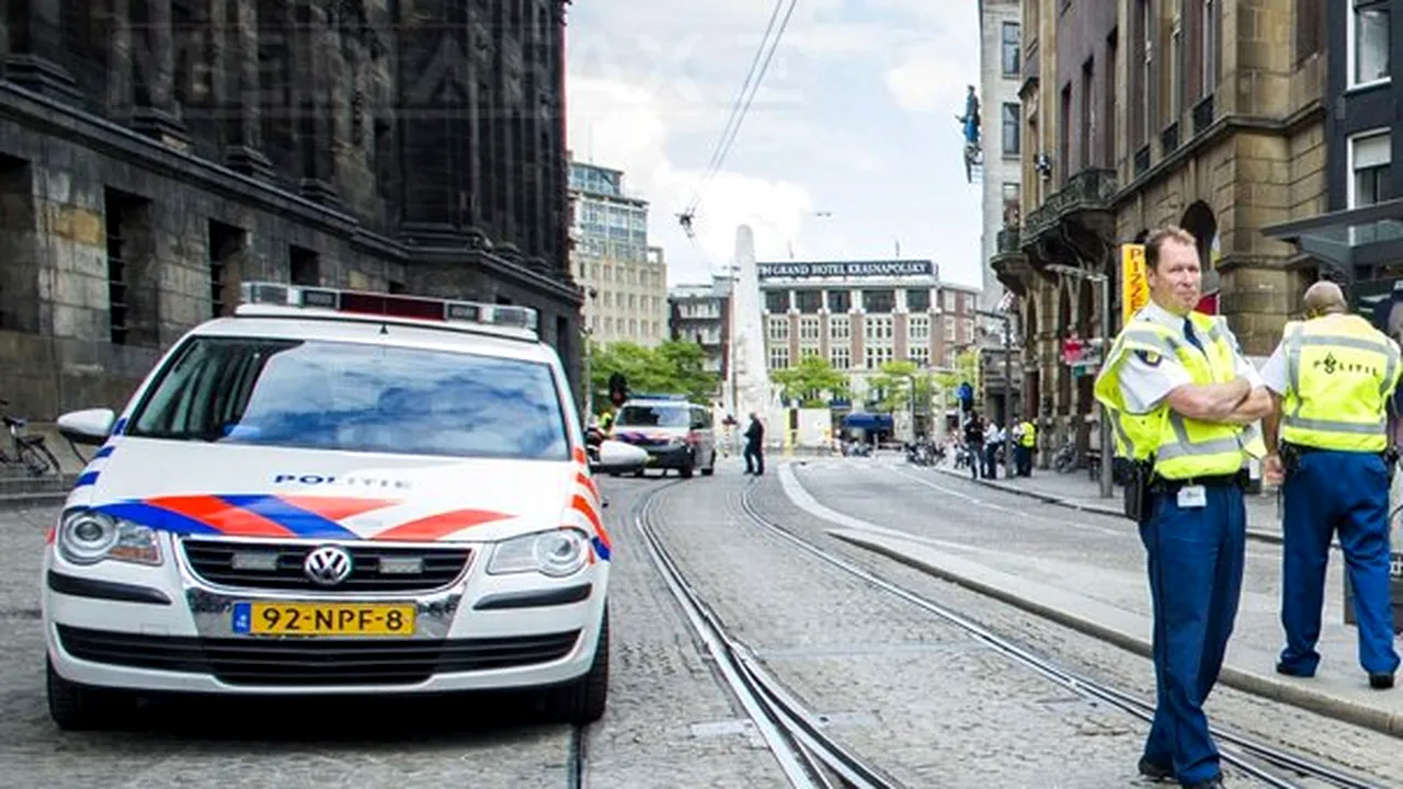 VIOLENŢE în Olanda faţă de construirea unui centru pentru solicitanţi de azil. Poliţia a tras focuri de avertisment