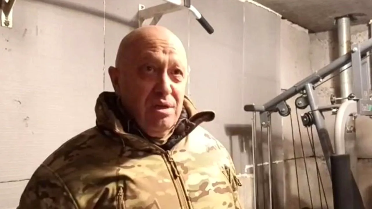 VIDEO Prigojin îl provoacă pe Zelenski la un duel aerian în timp ce pilotează un avion militar: Câştigătorul ia Bahmutul
