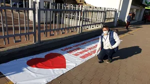 Banner la Spitalul Suceava: “Celor care luptă în continuare le oferim, inima sucevenilor, în locul decoraţiei retrase de Iohannis”