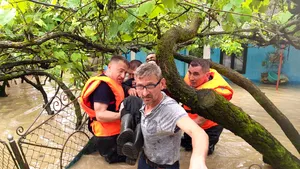 Zeci de locuinţe afectate de viitură în Timiş/ Persoane vârstnice, salvate cu bărcile | FOTO