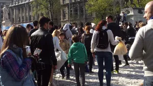 REPORTAJ- Clipe de euforie şi bucureşteni redeveniţi copii, de Ziua Internaţională a Bătăii cu Perne