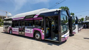 Şapte oraşe din ţară vor primi 81 de autobuze electrice