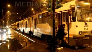 Doi directori de la RATB au fost demişi din cauza blocării circulaţiei tramvaielor pe linia 41
