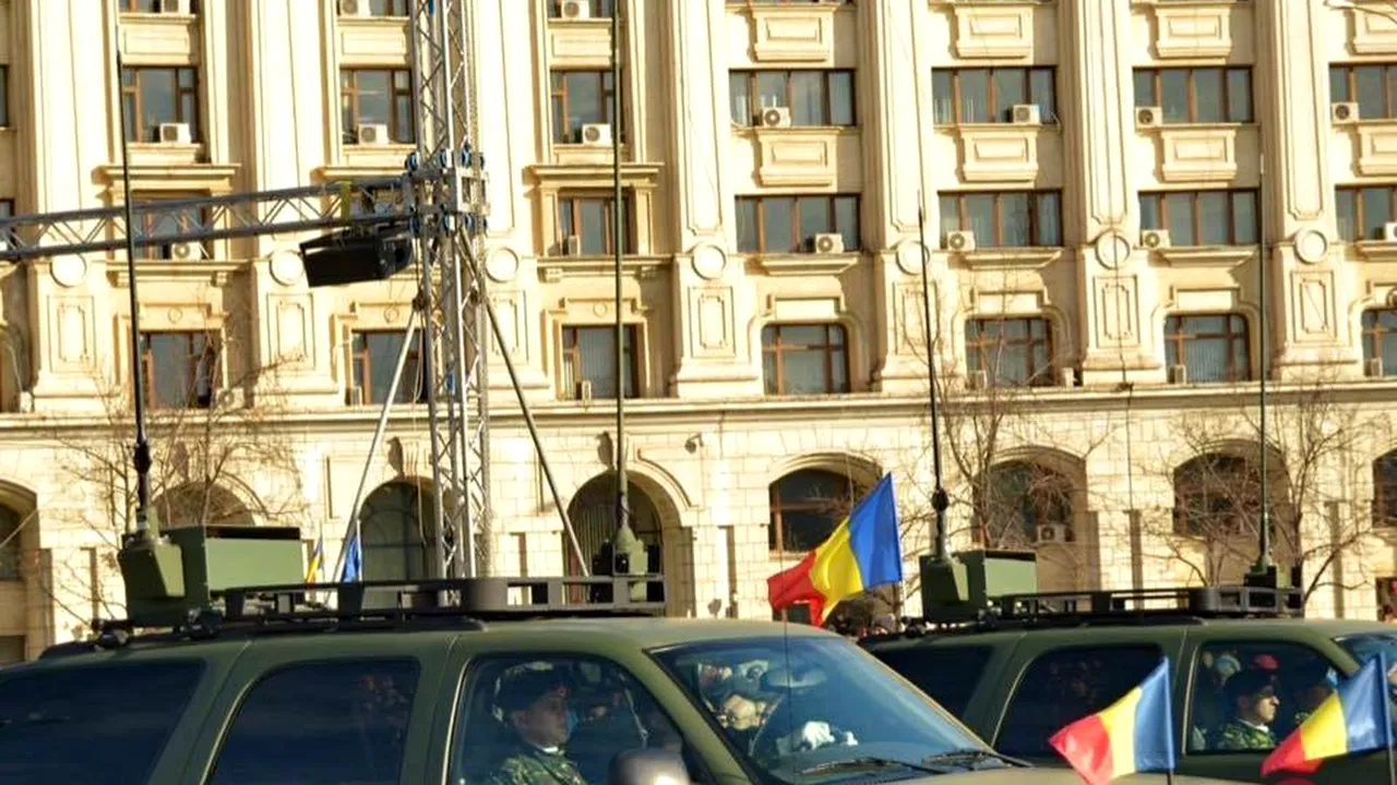 VIDEO Ziua Forţelor Terestre: Zeci de copii au testat echipamentele de luptă ale militarilor