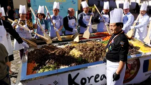 Emil Boc şi ambasadorul Coreei de Sud au gătit mâncare coreeană