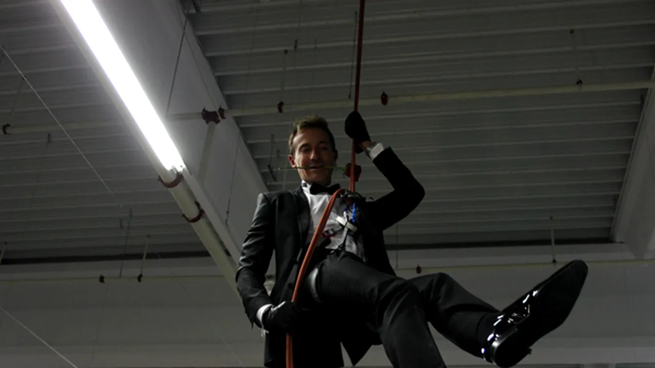 James Bond de Constanţa: Radu Mazăre a coborât în rapel la inaugurarea unui magazin