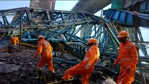 O macara de mari dimensiuni s-a prăbuşit pe un şantier din India. Cel puţin 16 muncitori au murit