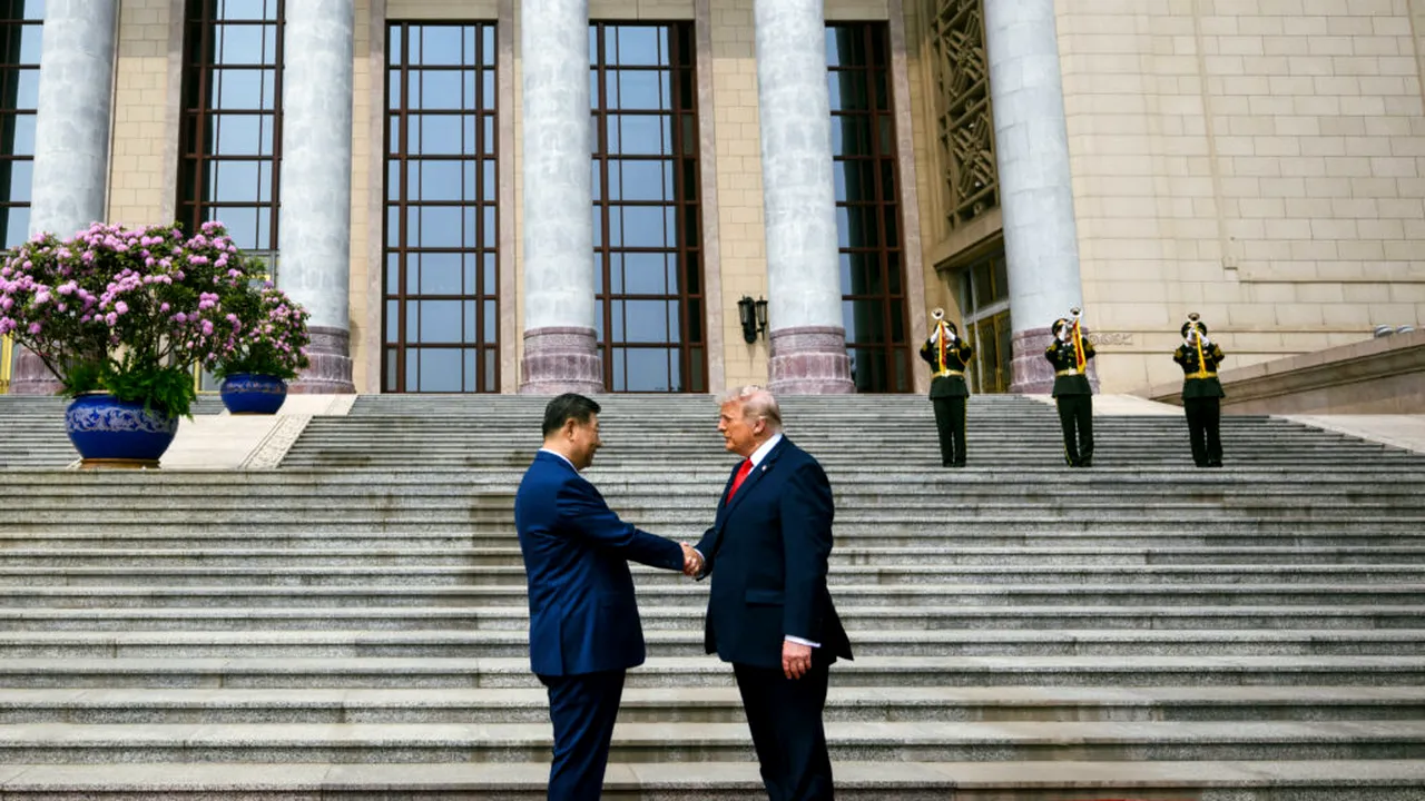 Gesturile dintre Trump și Xi au atras atenția la summitul de la Beijing. Ce au observat experții în limbaj corporal
