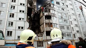 Explozie la un bloc de locuinţe din Cluj-Napoca; 3 persoane duse de urgenţă la spital şi 7 apartamente avariate. Una din persoanele rănite, dusă la Spitalul de Arşi din BucureştiFOTO