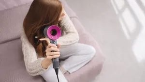  Uscarea naturală a părului poate dăuna mai mult decât cea cu uscătorul de păr. Iată explicaţia