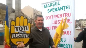 Mai mulţi clujeni au pornit în marş către Capitală şi speră să ajungă în 10 zile la mitingul din faţa Guvernului | FOTO 