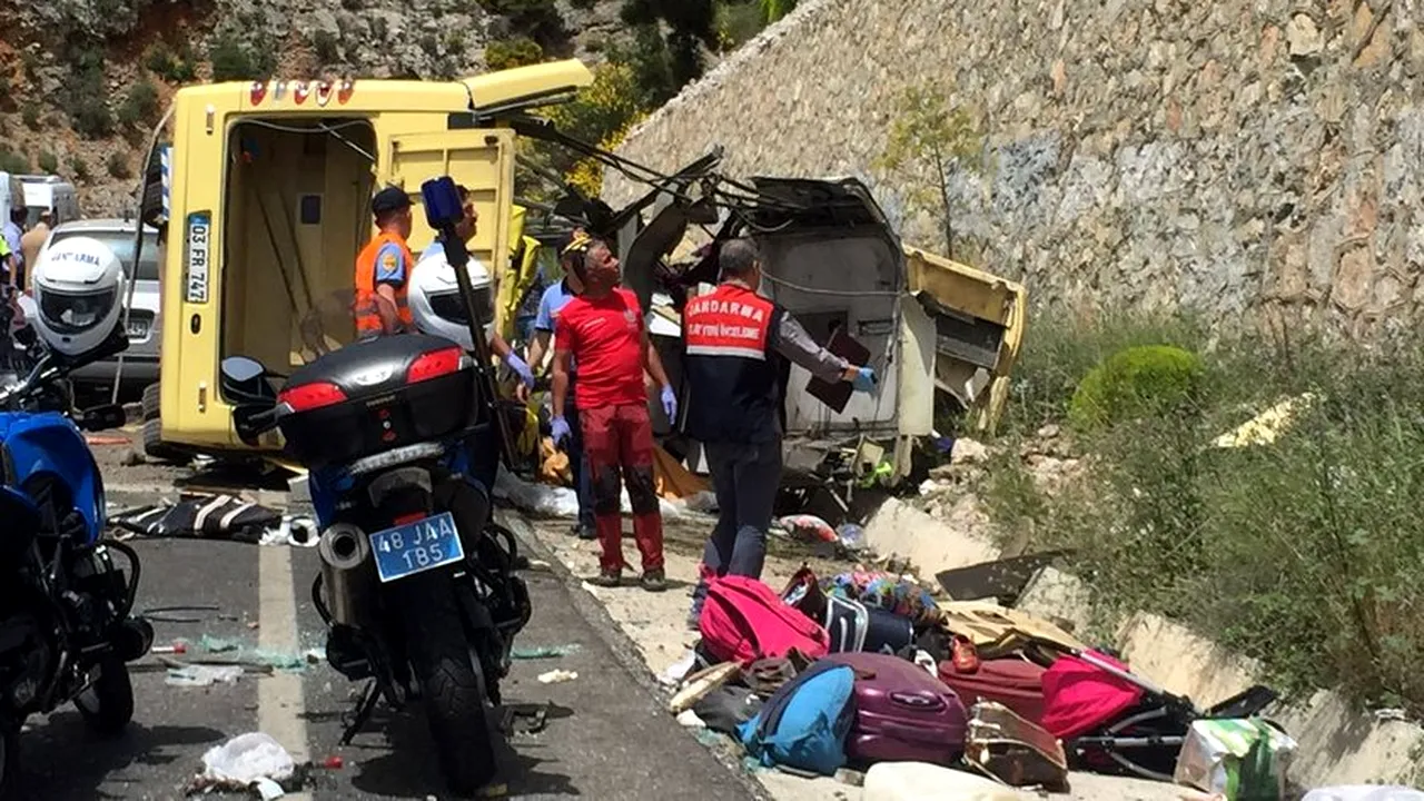 Cel puţin douăzeci de turişti turci au decedat în urma unui accident rutier în sud-vestul Turciei