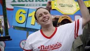Americanul Joey Chestnut, desemnat din nou cel mai rapid înghiţitor de hot dog din lume