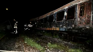 FOTO Trafic feroviar restricţionat, noaptea trecută, din cauza unui incendiu la un vagon dezafectat