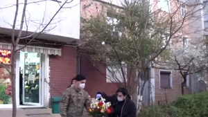 Asistenta din Galaţi, umilită de vecini pentru că trata pacienţi cu coronavirus, a fost aşteptată cu flori de militari: ”Pentru unii eşti erou!”. VIDEO EMOŢIONANT