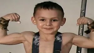 Giuliano Stroe, copilul român culturist, comparat cu Arnold Schwarzenegger în presa britanică