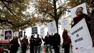 Franţa: petiţie a vedetelor contra unui proiect care propune penalizarea clienţilor prostituatelor