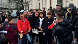 Macovei, la coada de la ICR Londra pentru votare: Duceţi-vă la vot! - VIDEO