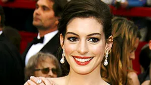 Anne Hathaway admiră siluetele voluptoase ale lui Scarlett Johansson şi Beyonce