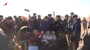 FOTO De pe platourile de filmare din Spaţiu, înapoi pe Pământ 