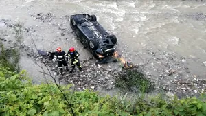 Două maşini au plonjat una după alta în albia unui pârâu: 10 tineri au fost răniţi, în urma unui accident stupid
