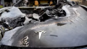 Atacurile violente asupra dealerilor Tesla cresc