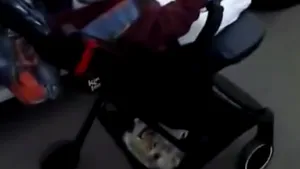 Incident grav. Un bărbat a încercat să arunce un lichid în căruciorul unei fetiţe. Poliţia îl caută