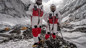 Un fost militar, cu ambele picioare amputate, a urcat pe Everest: „a făcut istorie”