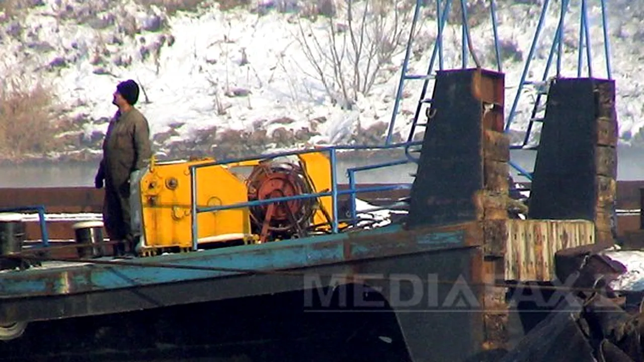 Canalul Dunăre-Marea Neagră a îngheţat. Un convoi de barje, blocat lângă Cernavodă - VIDEO