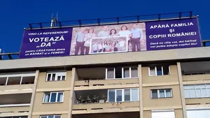 Panoul prin care oamenii erau încurajaţi să participe la referendum a fost dat jos de pe bloc