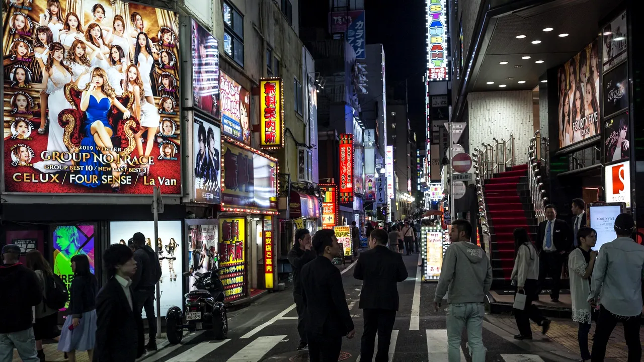 Autorităţile plătesc cluburile de noapte şi barurile din Tokyo pentru a se închide