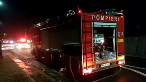 Două maşini au ars într-un incendiu violent la o staţie ITP din Sinaia/ Circulaţia pe DN 1 a fost deviată | FOTO