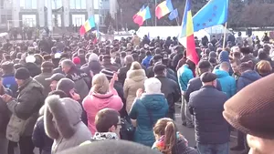 Circa 10.000 de persoane protestează la Chişinău, cerând alegeri parlamentare anticipate