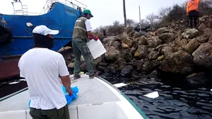 Momentul terifiant în care un vas cu mii de litri de petrol se scufundă în Insulele Galapagos. VIDEO