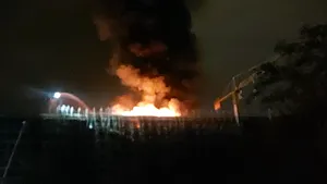 NEWS ALERT. Incendiu puternic în Bucureşti, la un bloc cu 12 etaje aflat în construcţie
