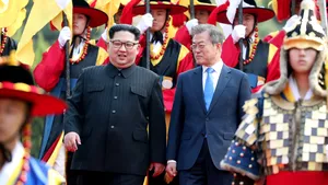 SUMMIT ISTORIC | Sute de sud-coreeni au protestat faţă de întâlnirea dintre liderii celor două Corei. Manifestanţii au dat foc la imagini ale celor trei lideri nord-coreeni şi au cerut demisia lui Moon Jae-in