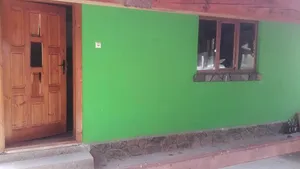 Cabana unui paznic de vânătoare din Arad, VANDALIZATĂ de suspecţi de braconaj