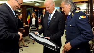 Fostul tenisman Ilie Năstase a venit la Guvern şi a lăsat o rachetă de tenis pentru Joe Biden - FOTO