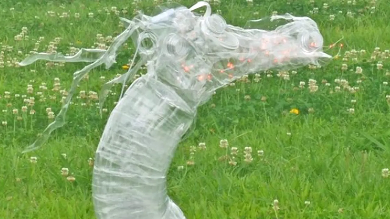 Artă din plasticul aruncat în mare. „Oceanul ne trimite semne ale propriei suferinţe”