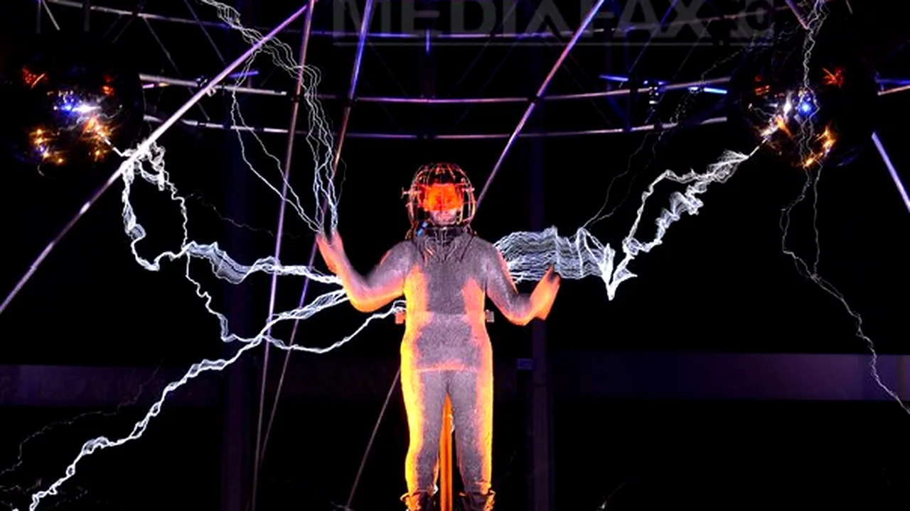 Experimentul mortal al lui David Blaine - Iluzionistul care înfruntă furtuna electrică de 1 milion de volţi, vizitat de mai multe vedete